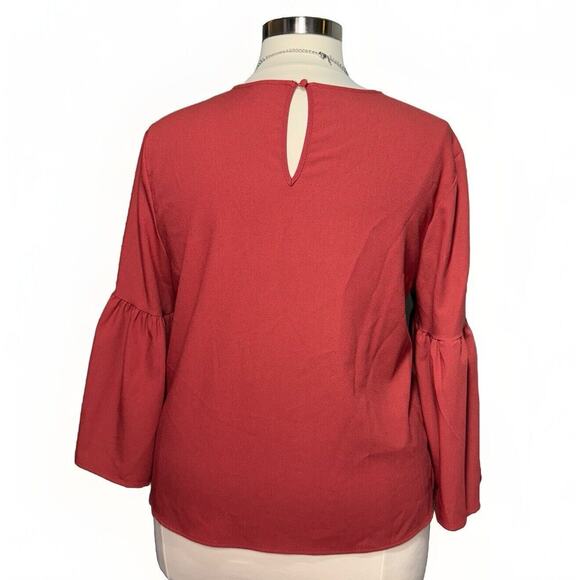 Who What Wear Top Women’s Size 1X Red Bell Sleeve Keyhole Back Office Casual - Picture 3 of 7